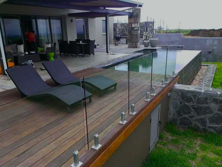 Best Mounting Options for Rooftop Glass Railings