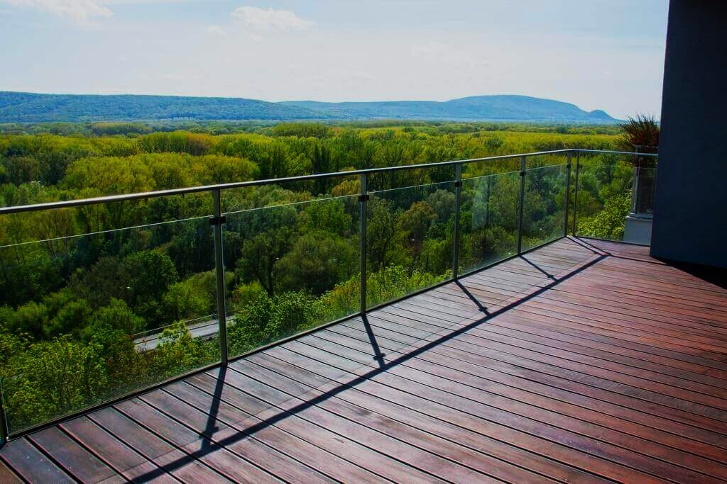 Best Mounting Options for Rooftop Glass Railings