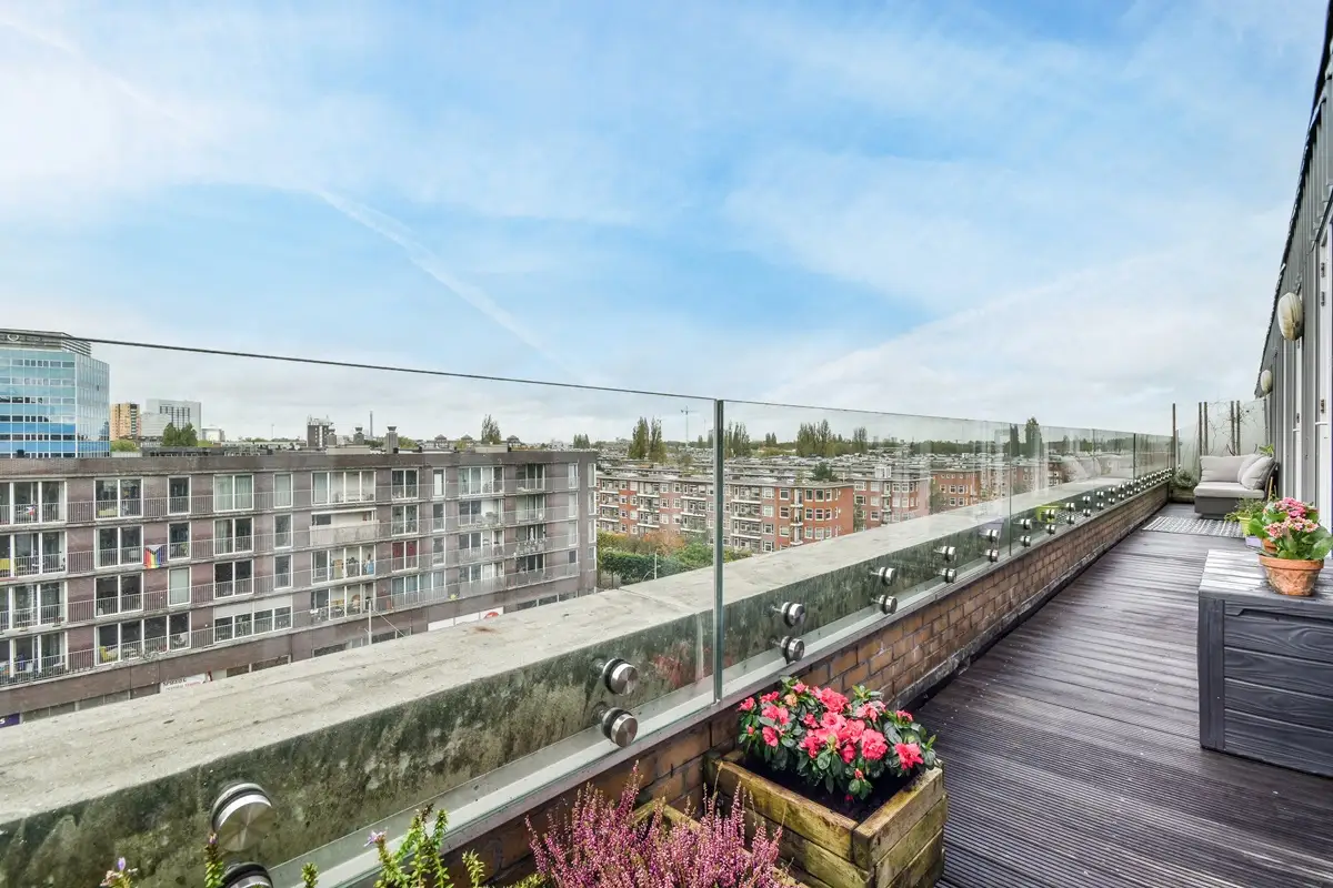 Frameless Glass Railing System for a Rooftop